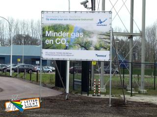 Vrijstaand buisframe met een meshdoek 